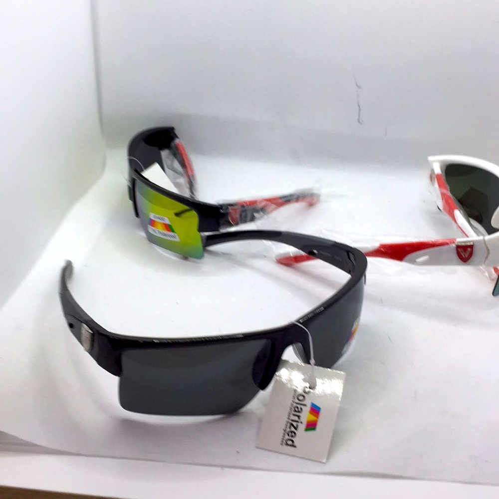 Men’s polarized wrap sunglasses.